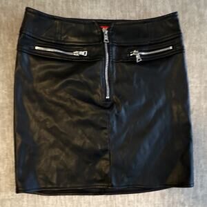 GUESS Women’s Black Faux Leather Mini Skirt Size M Front Zip Zipper Accents